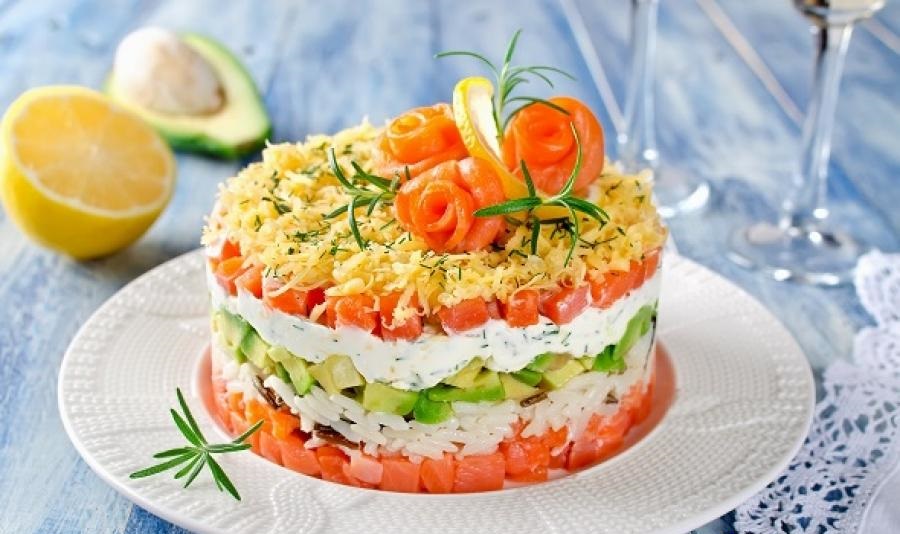 Salmon salad with rice and avocado (without mayonnaise)