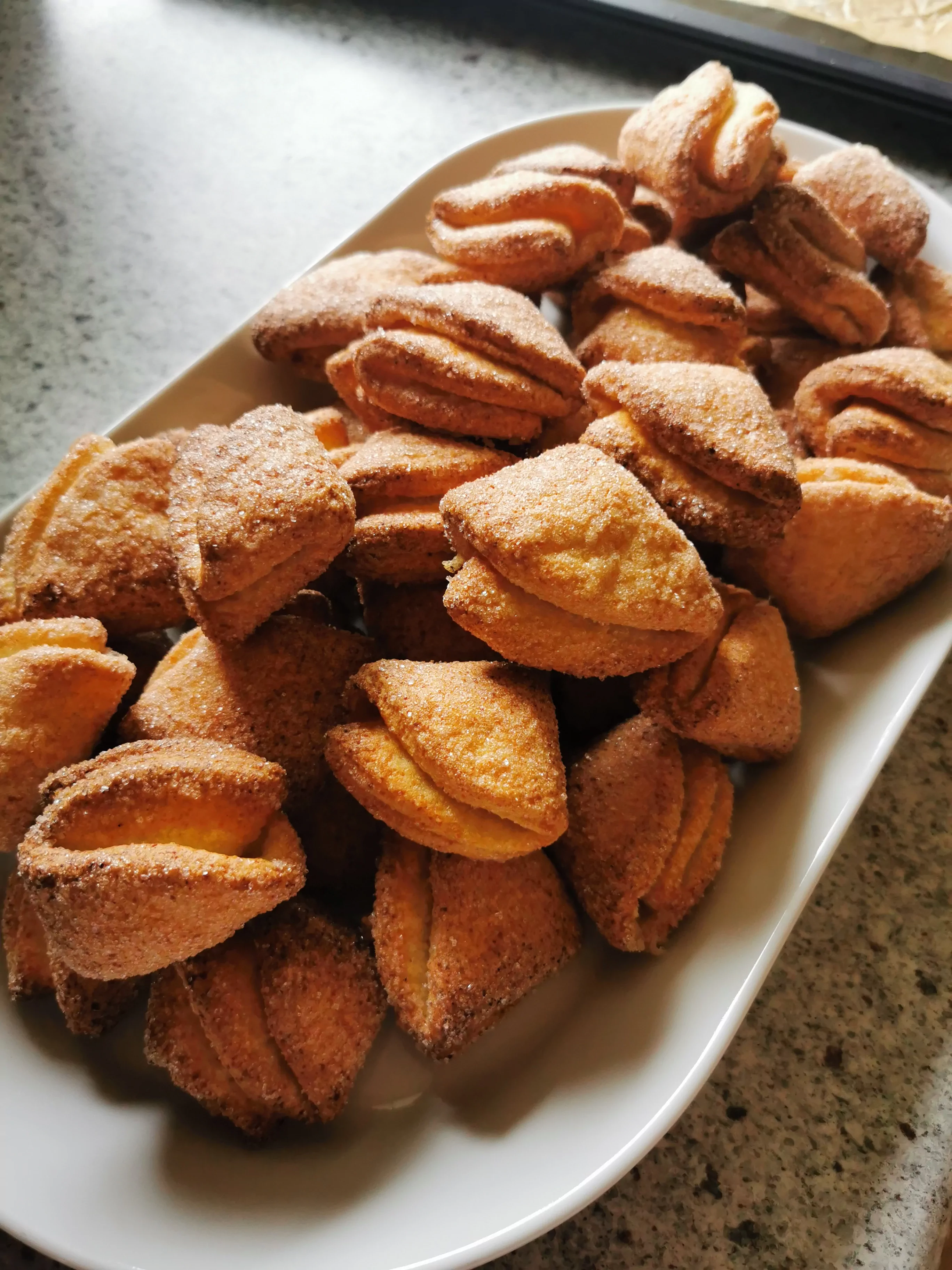 Skaniausi varškės sausainiai su sviestu, apibarstyti cukrumi