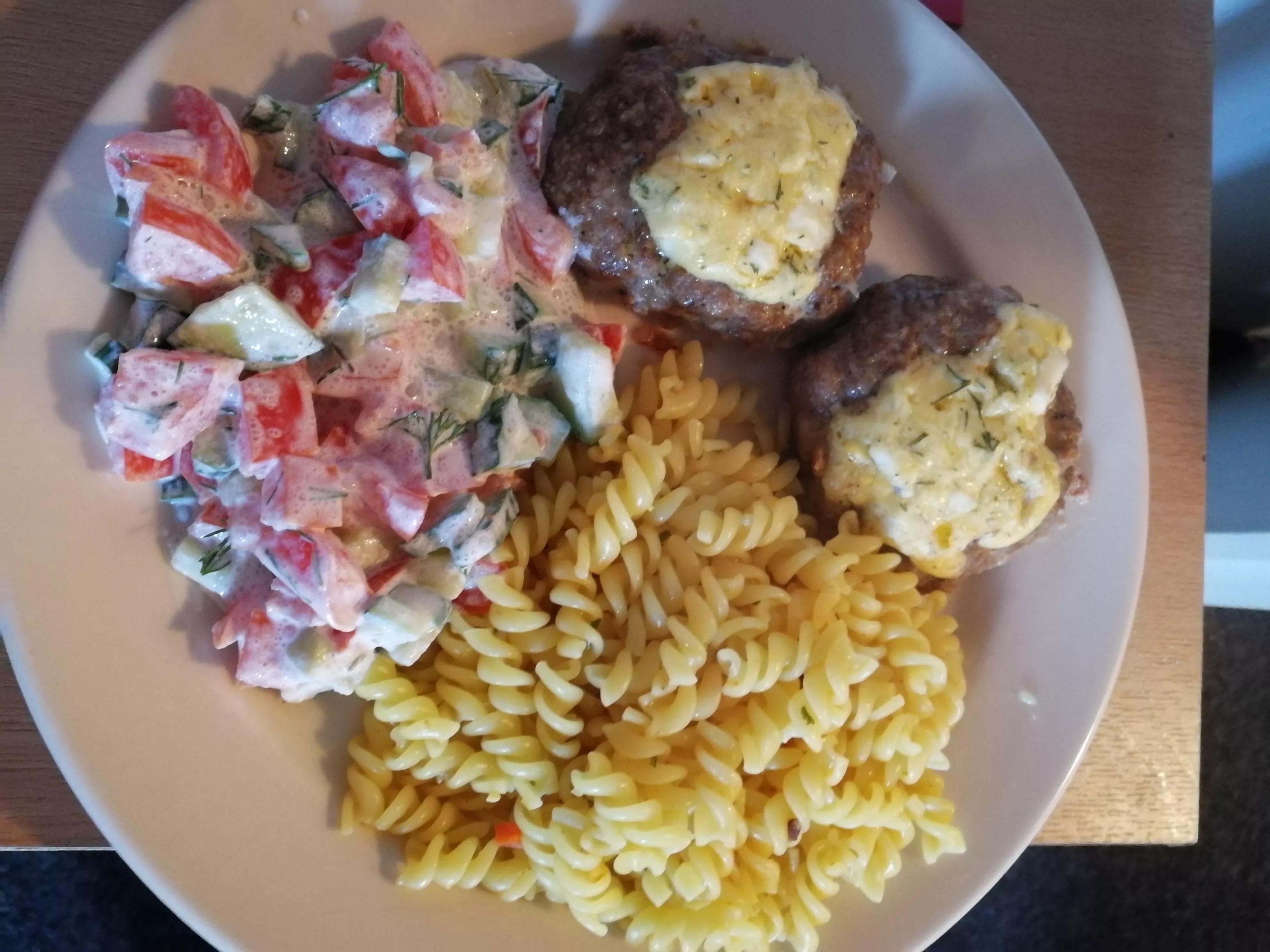 Šis patiekalas iš faršo jums patiks labiau nei kotletai! Tik 25 minutes orkaitėje ir turite šedevrą ant lėkštės. Įdaras – tikra bomba!