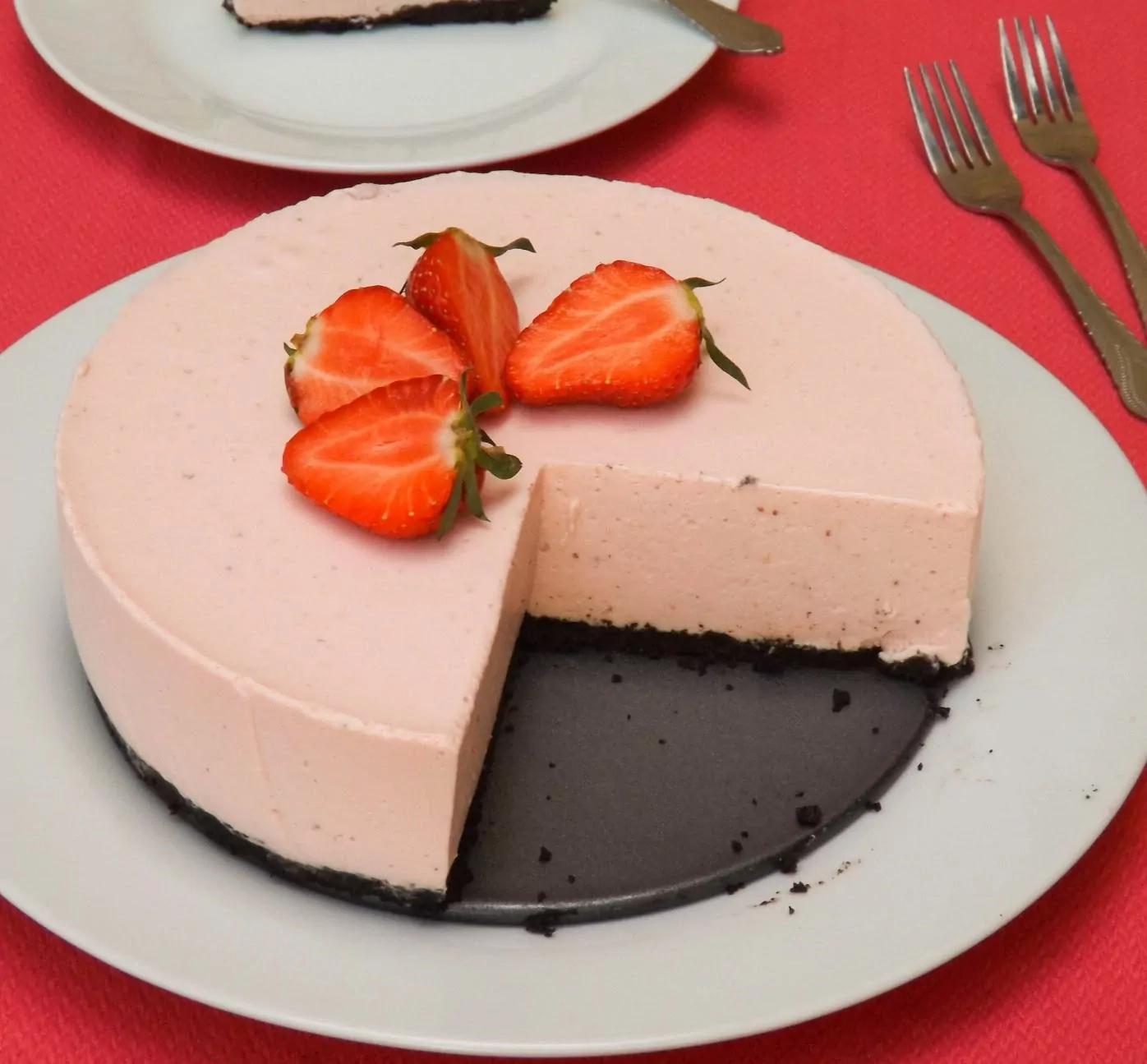 Refrescante tarta de mousse de fresa y yogur con base de galleta Oreo