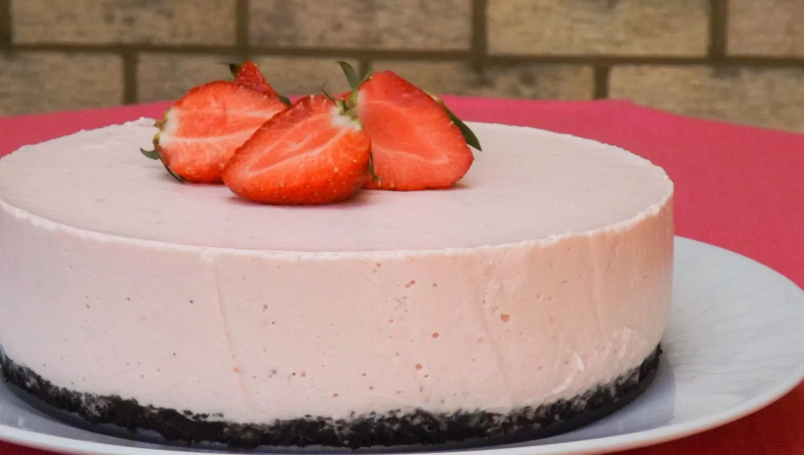 Erfrischender Erdbeer-Mousse-Joghurt-Kuchen mit Oreo-Biskuitboden