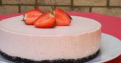 Erfrischender Erdbeer-Mousse-Joghurt-Kuchen mit Oreo-Biskuitboden