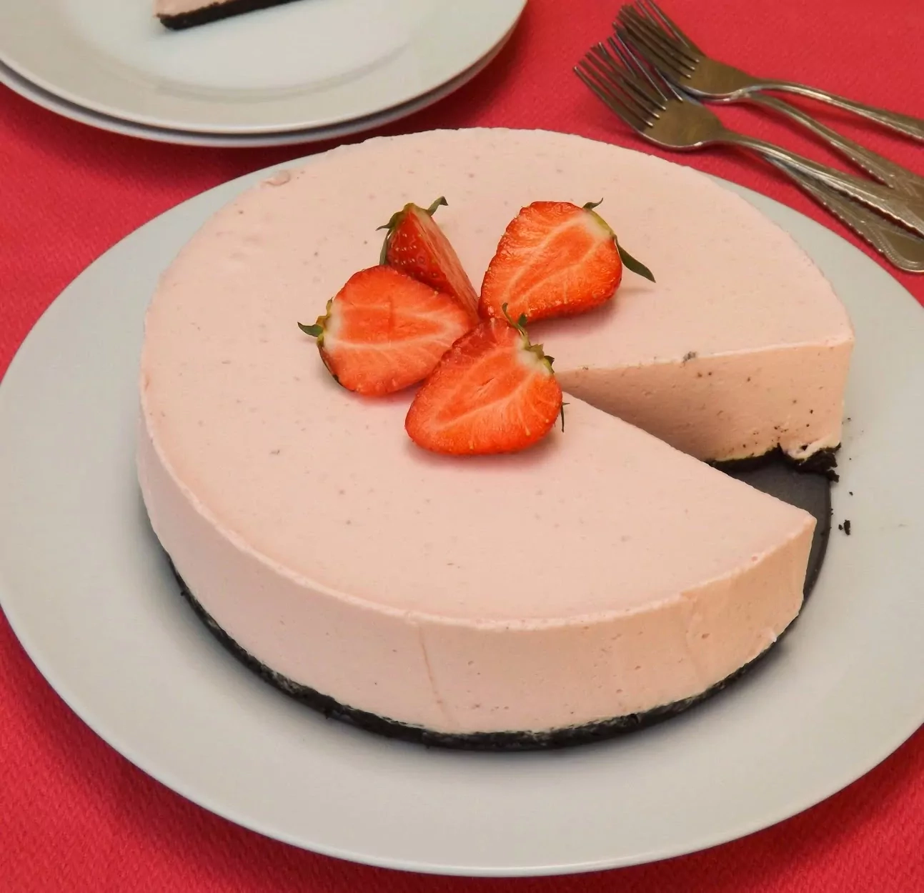 Erfrischender Erdbeer-Mousse-Joghurt-Kuchen mit Oreo-Biskuitboden