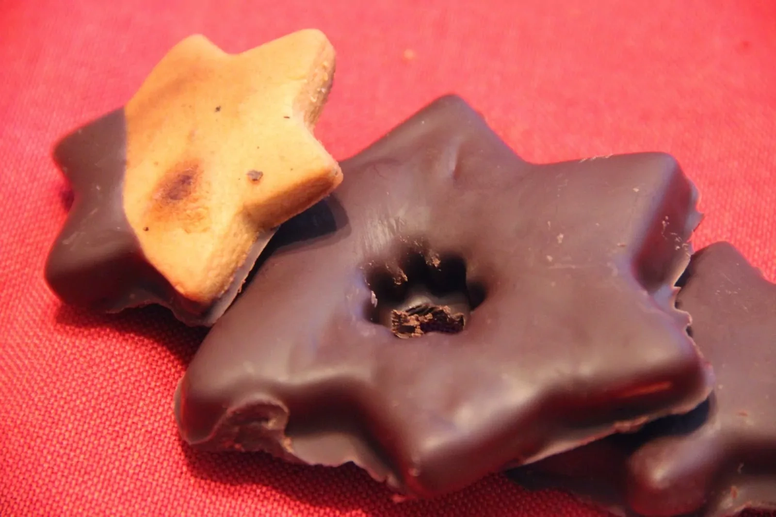 Šokoladu glaistyti imbieriniai sausainiai su medumi ir sviestu