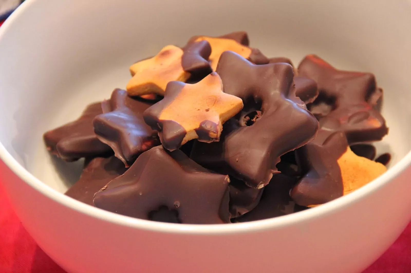 Šokoladu glaistyti imbieriniai sausainiai su medumi ir sviestu