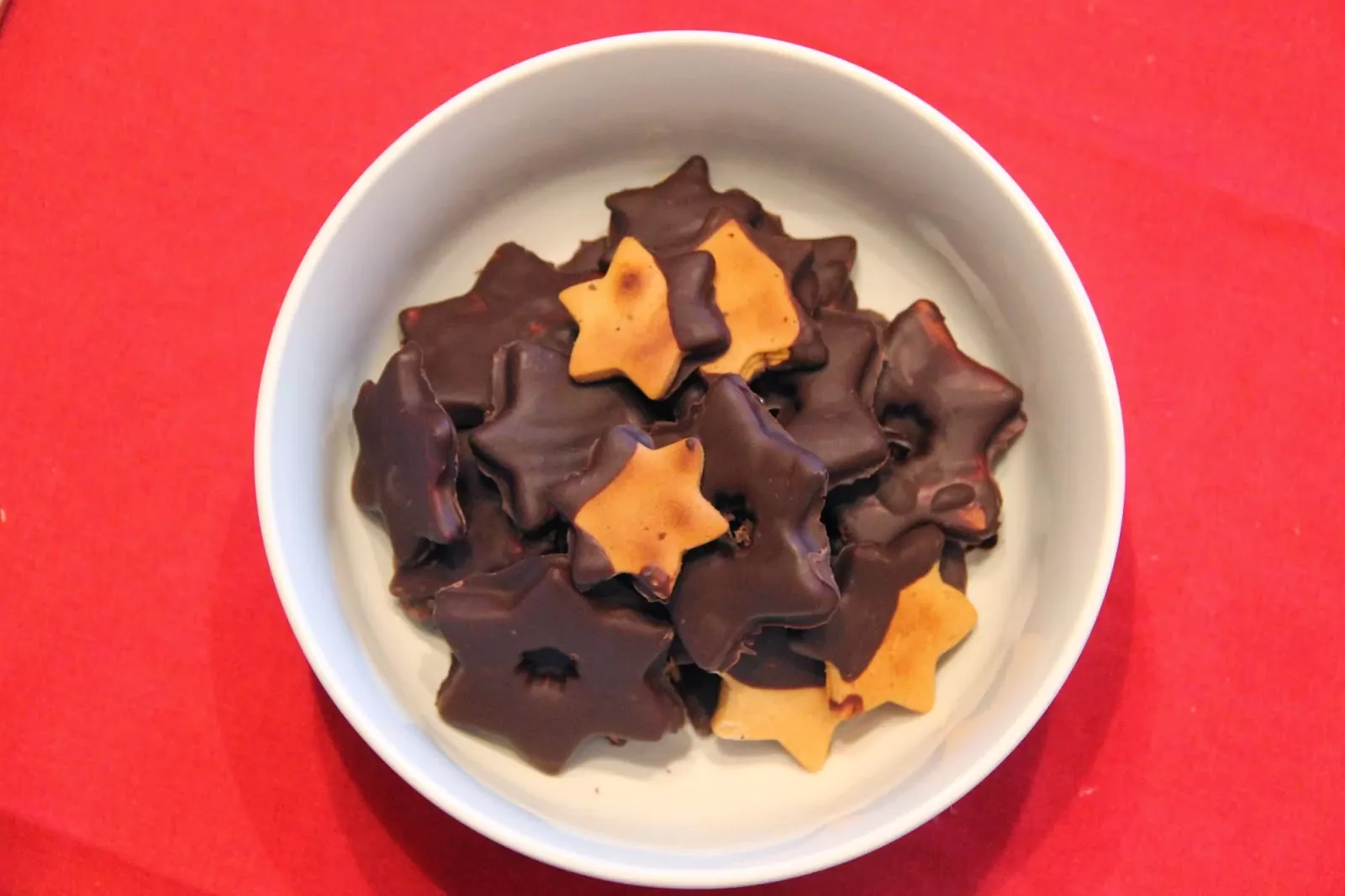 Šokoladu glaistyti imbieriniai sausainiai su medumi ir sviestu