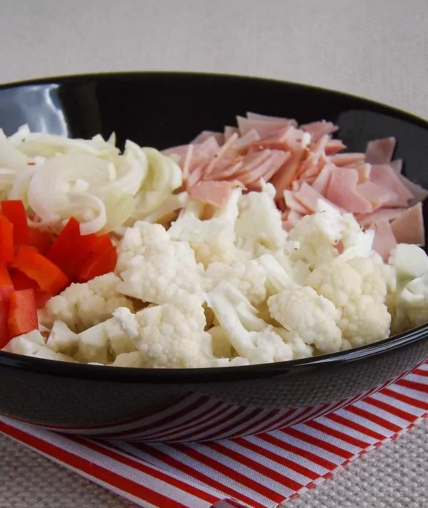 Žiedinių kopūstų mišrainė su paprikomis, kumpiu ir porais