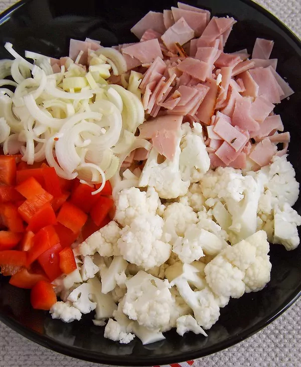 Žiedinių kopūstų mišrainė su paprikomis, kumpiu ir porais