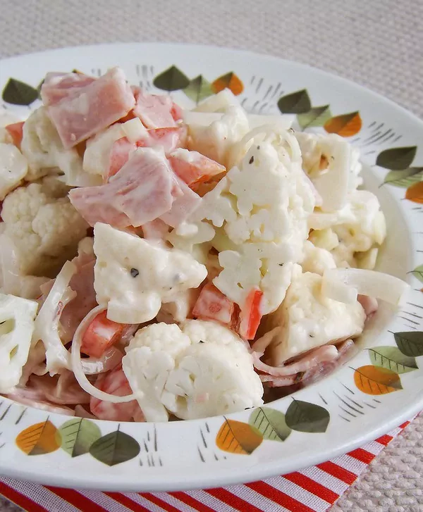 Žiedinių kopūstų mišrainė su paprikomis, kumpiu ir porais