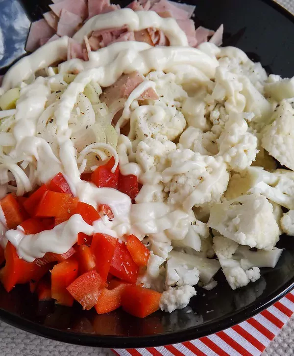 Žiedinių kopūstų mišrainė su paprikomis, kumpiu ir porais