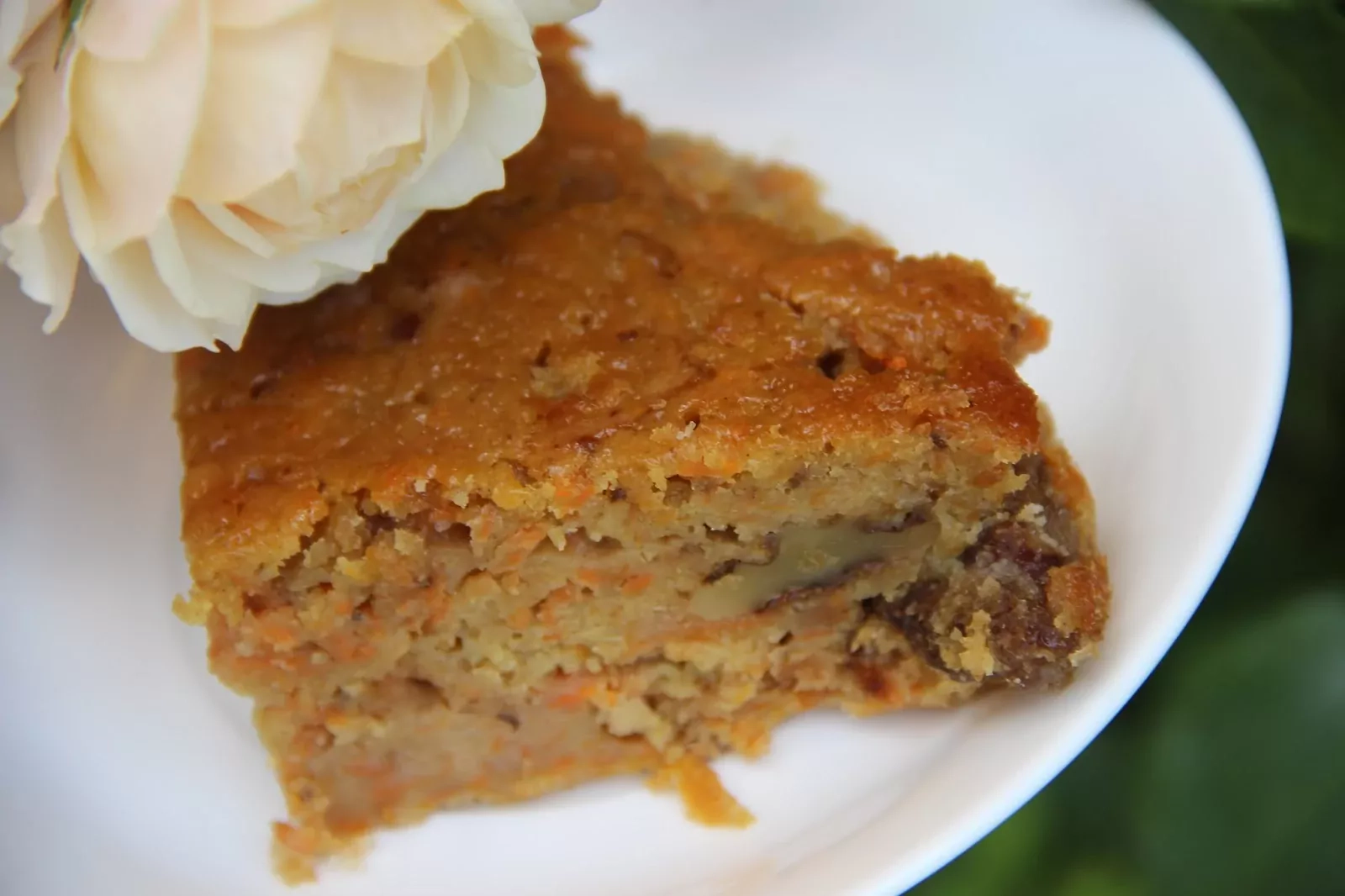 Drėgnas ir tobulas močiutės morkų pyragas su graikiniais riešutais