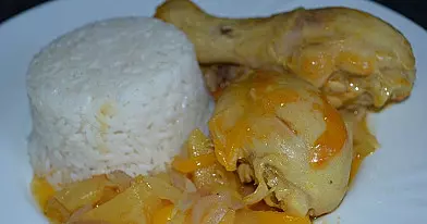 Vištiena su kariu ir ananasais