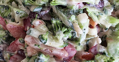 Salotos su brokoliais ir spanguolėmis