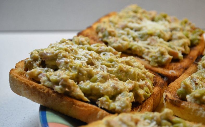 Užkandėlė su tunu, žirneliais ir parmezanu