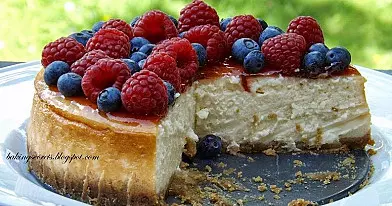 Sūrio tortas su miško uogomis