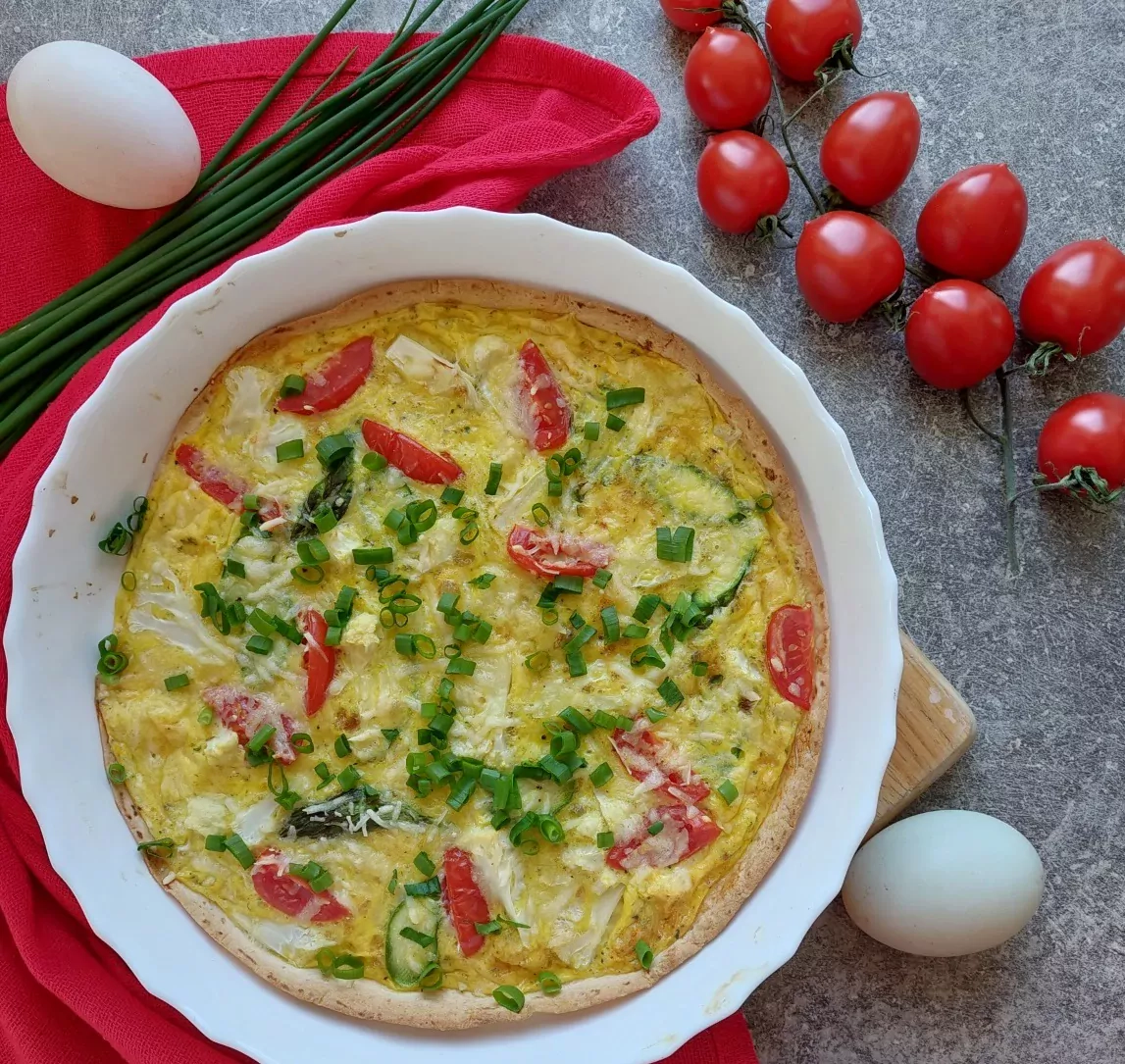 Pusryčių tortilija su kiaušiniais, daržovėmis ir sūriu