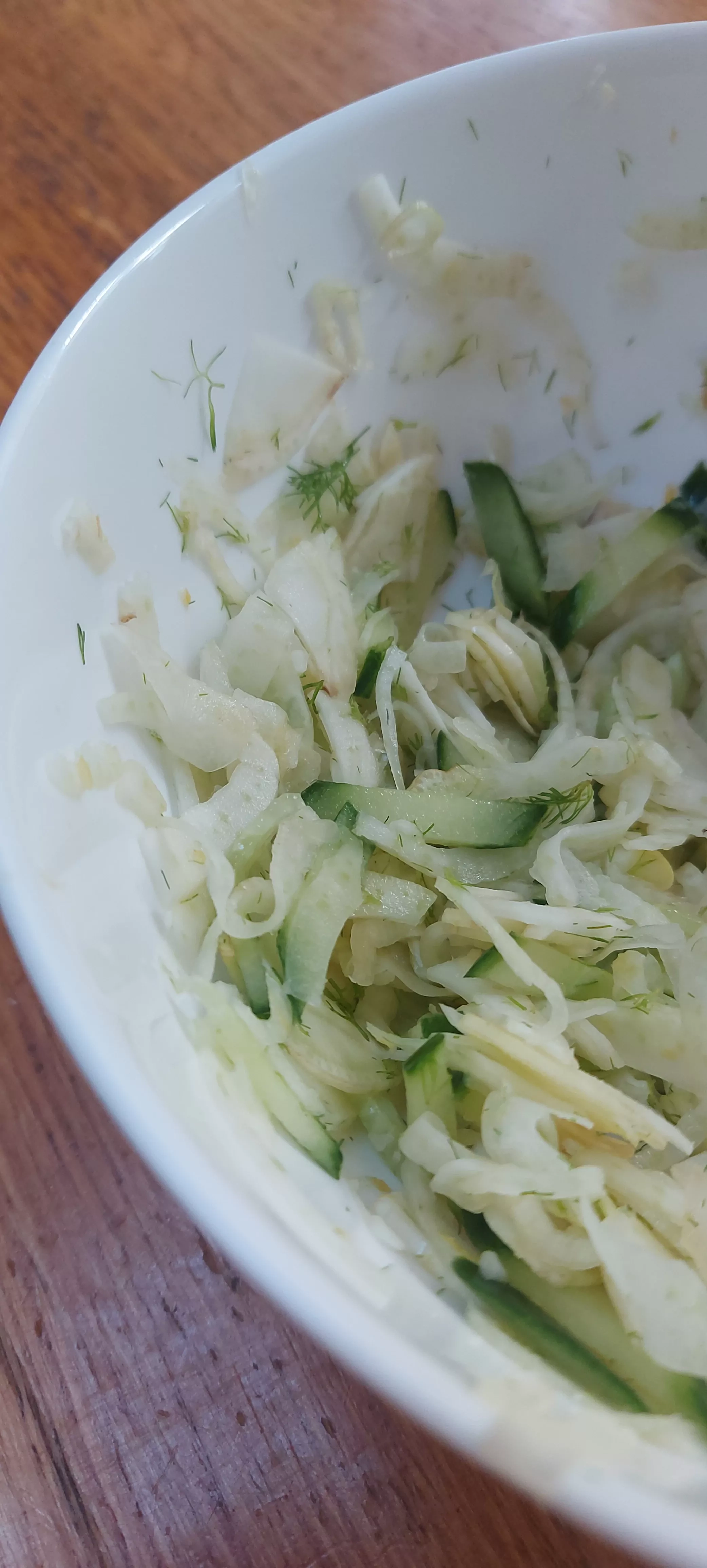 Cukinijų salotos su pankoliu, feta sūriu ir kedro riešutais