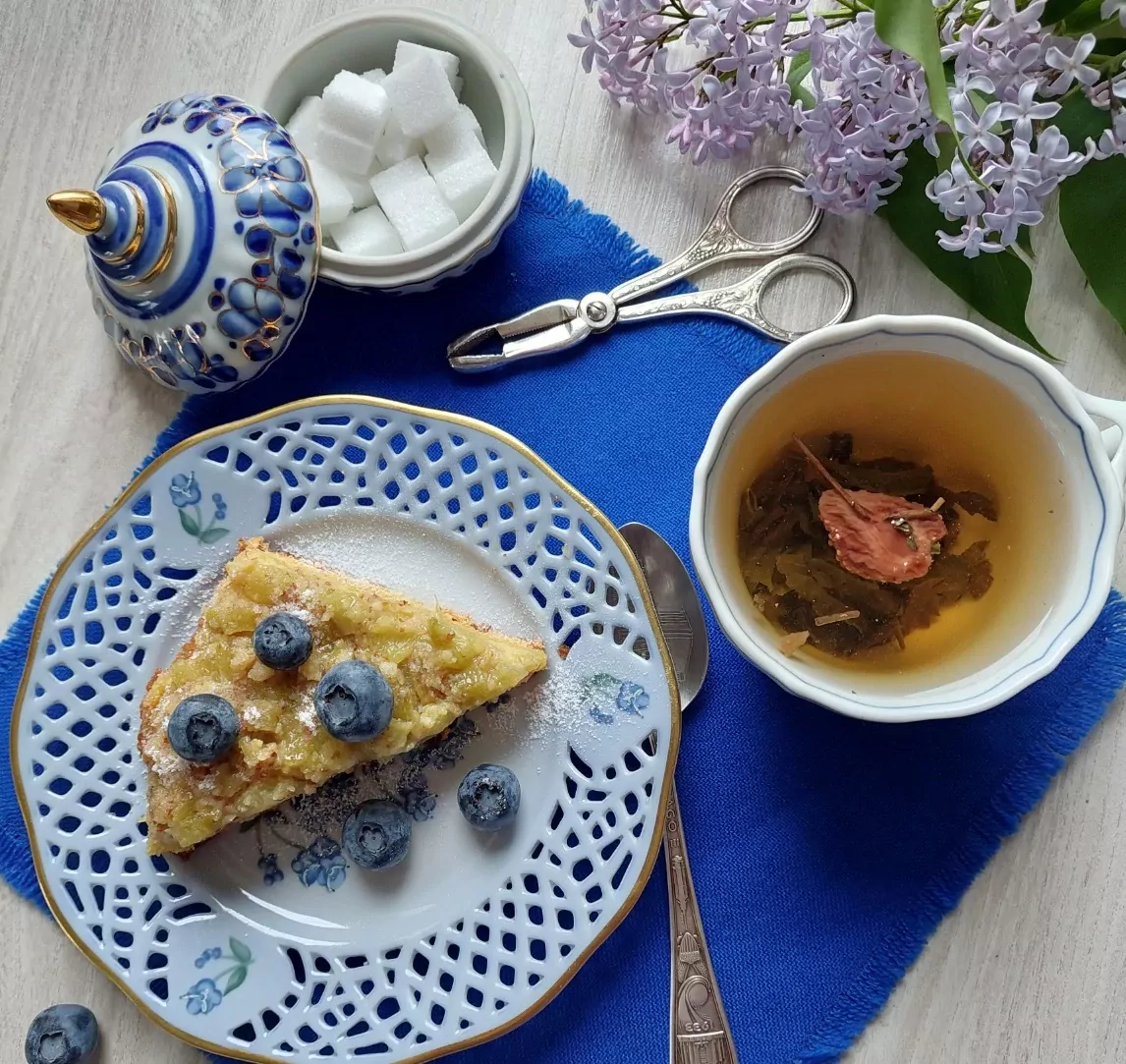 Umgekehrter Rhabarberkuchen mit Mandeln