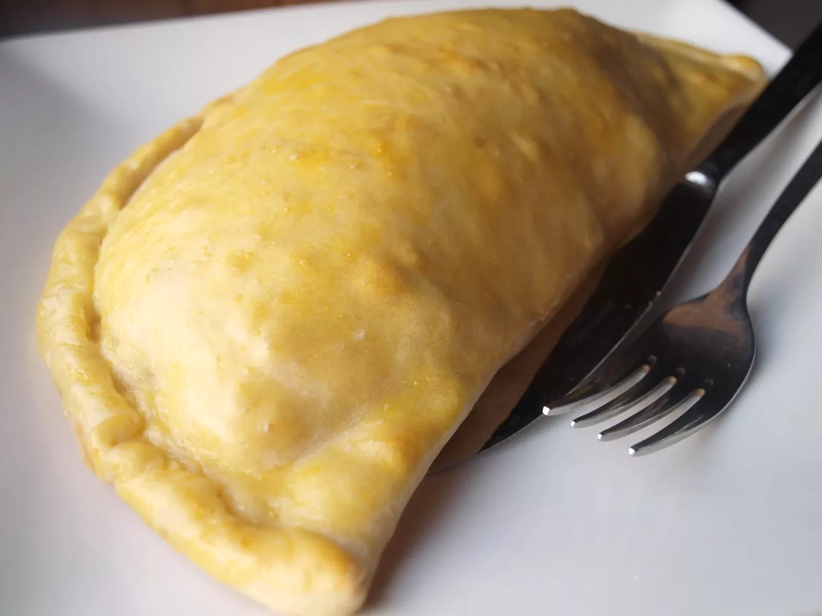 Perlenkta pica su kumpiu, sūriu, pievagrybiais ir pomidorų padažu