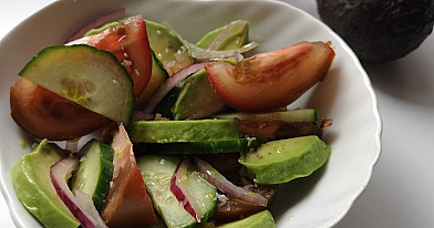 Super skanios ir gaivios salotos su pomidorais, avokadu bei agurku