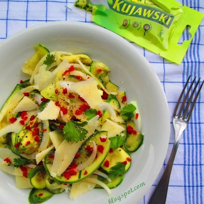 Odświeżająca sałatka z cukinią, ogórkiem, melonem