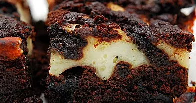 Šokoladinis pyragas su varške ir "Oreo" sausainiais