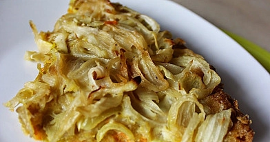 Onion pizza with grated carrot base