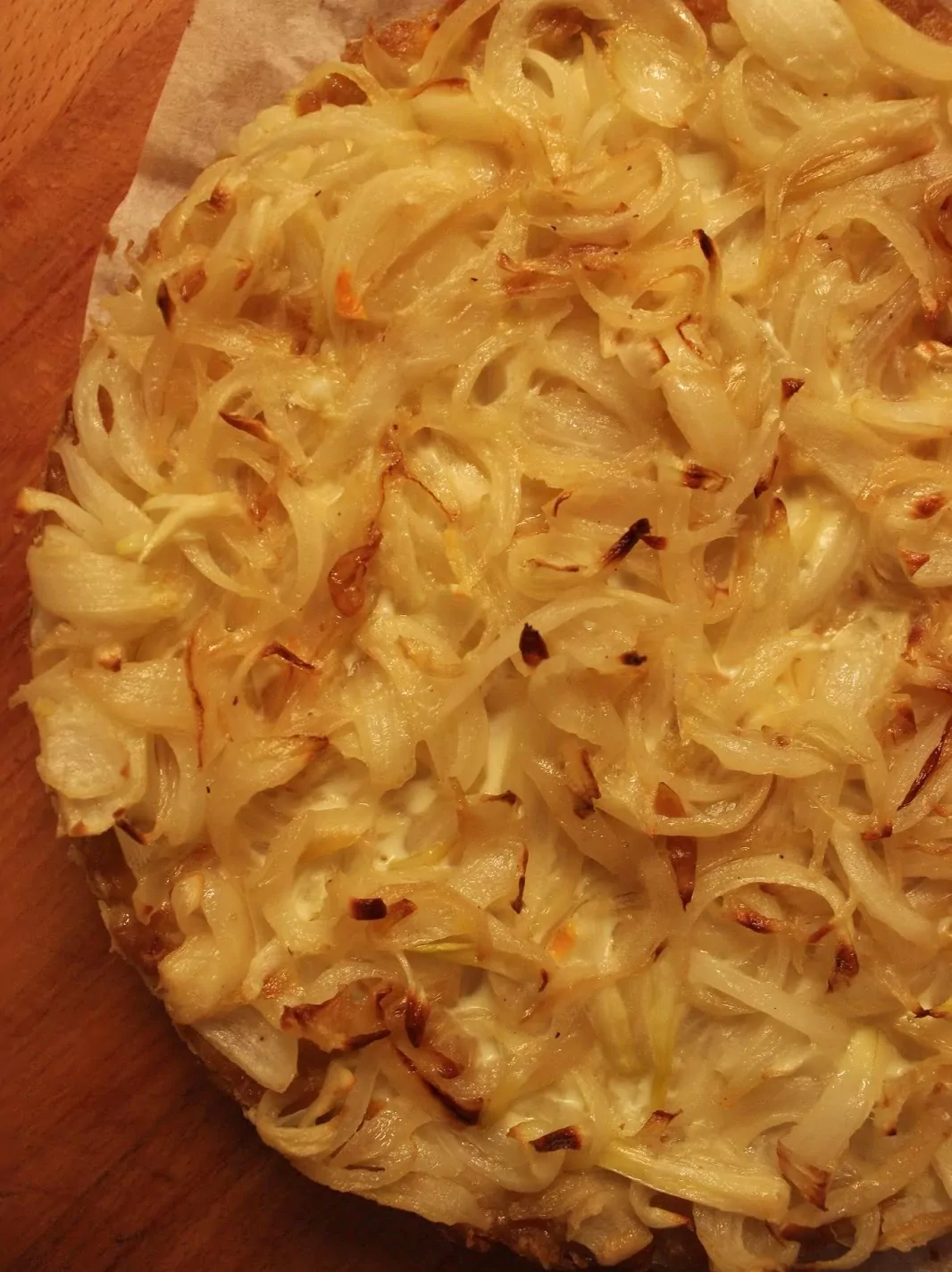 Onion pizza with grated carrot base