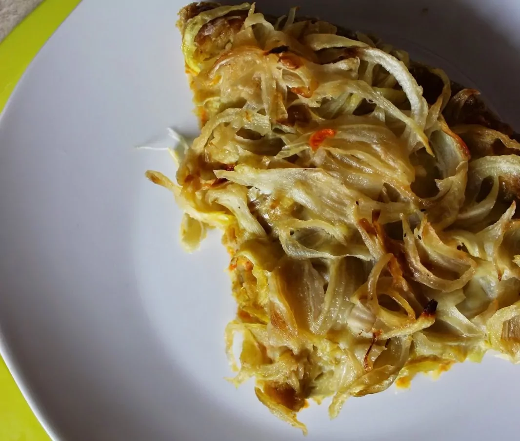 Onion pizza with grated carrot base