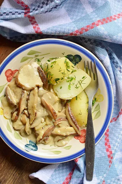 Kaip ir kiek laiko reikia virti baravykus? + Svieste troškinti baravykai su grietinėle