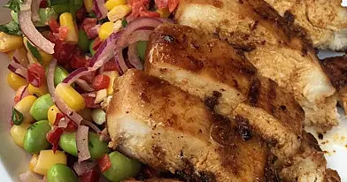 Miso marinuota vištiena su kukurūzų ir sojos pupelių salotomis