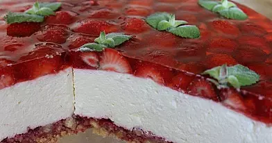 Tortas su varške ir braškėmis