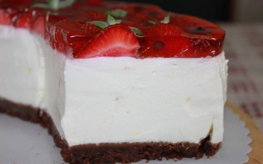 Tortas su varške ir braškėmis