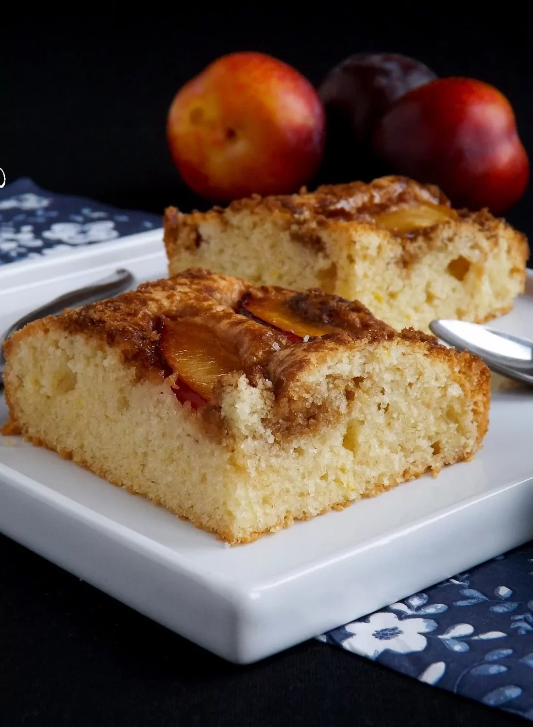 Nidos slyvų pyragas su rudo cukraus plutele