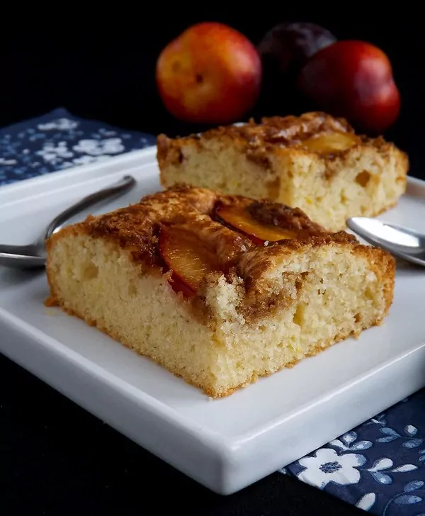 Nidos slyvų pyragas su rudo cukraus plutele