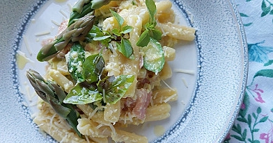 Kreminė pasta su buratos sūriu, smidrais ir šonine