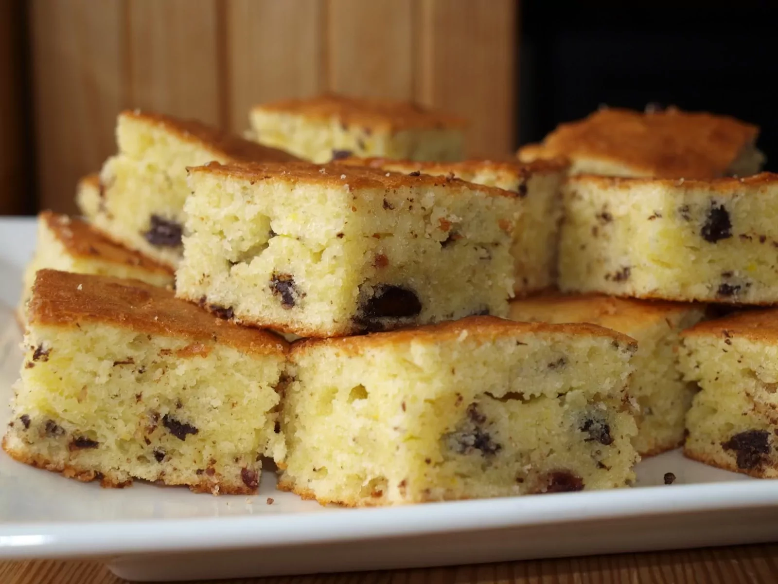 Paprastas jogurtinis pyragas su šokoladu ir džiovintais vaisiais