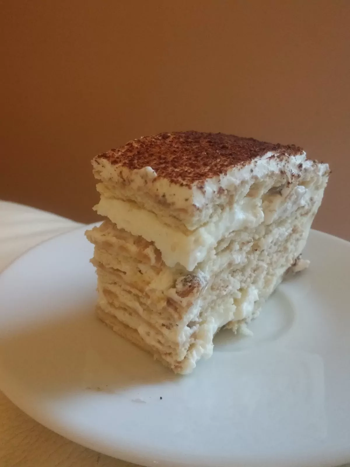 Greitas nekeptas sausainių tortas su grietinėlės ir kondensuoto pieno kremu