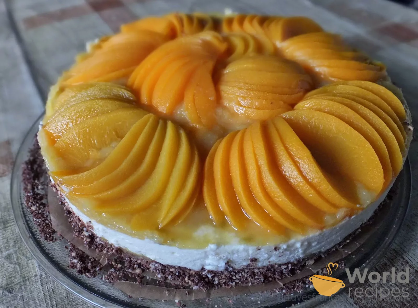 Nekeptas sausainių ir varškės tortas su konservuotais persikais