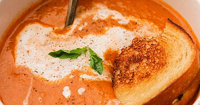 Skanioji trinta orkaitėje keptų pomidorų sriuba su kokosų pienu
