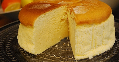 Japoniškas kreminio sūrio pyragas su pienu ir sviestu