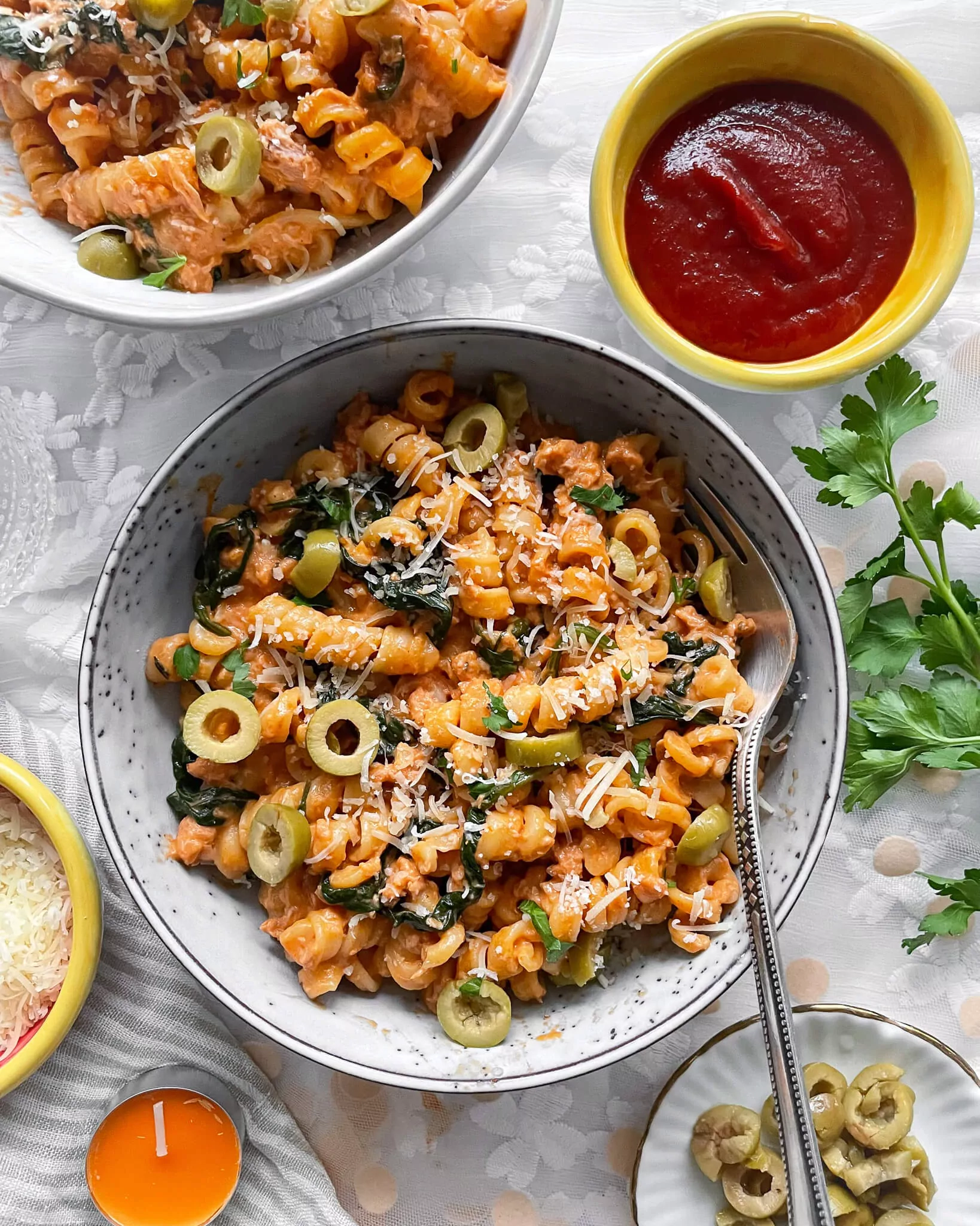 Kreminiai makaronai su tunu, grietinėle ir špinatais