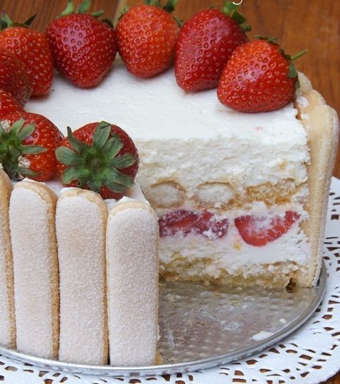 Braškių ir baltojo šokolado tortas