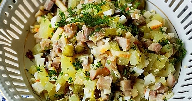 Lenkiška silkė su bulvėmis, obuoliais, kiaušiniais ir raugintais agurkais