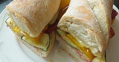 Itališki panini sumuštiniai su vytintu kumpiu, mocarela sūriu ir keptomis daržovėmis