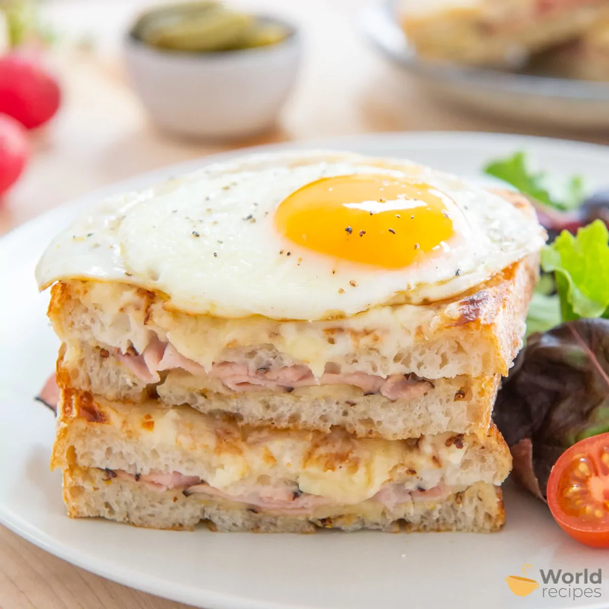 Croque madame - prancūziški karšti sumuštiniai su kiaušiniais, kumpiu ir bešamelio padažu