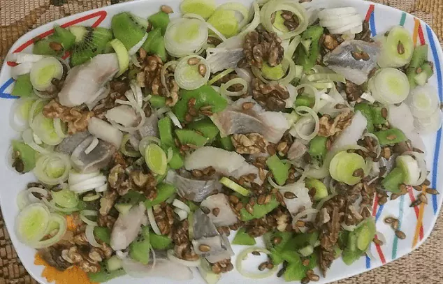 Karališka silkė su kiviais, porais, saulėgrąžomis ir graikiniais riešutais