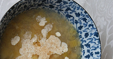 Rabarbarų sriuba su leistinukais ir grietinėle