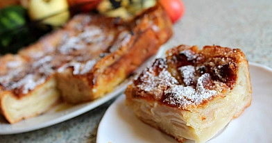 Drėgnas obuolių pyragas su pienu, aliejumi ir kepimo milteliais