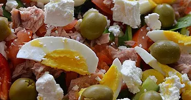 Salotos su špinatais ir tunu